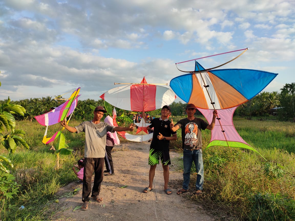 Festival Layang-layang indahkan langit di desa sungai kepayang Festival Layang-layang indahkan langit di desa sungai kepayang