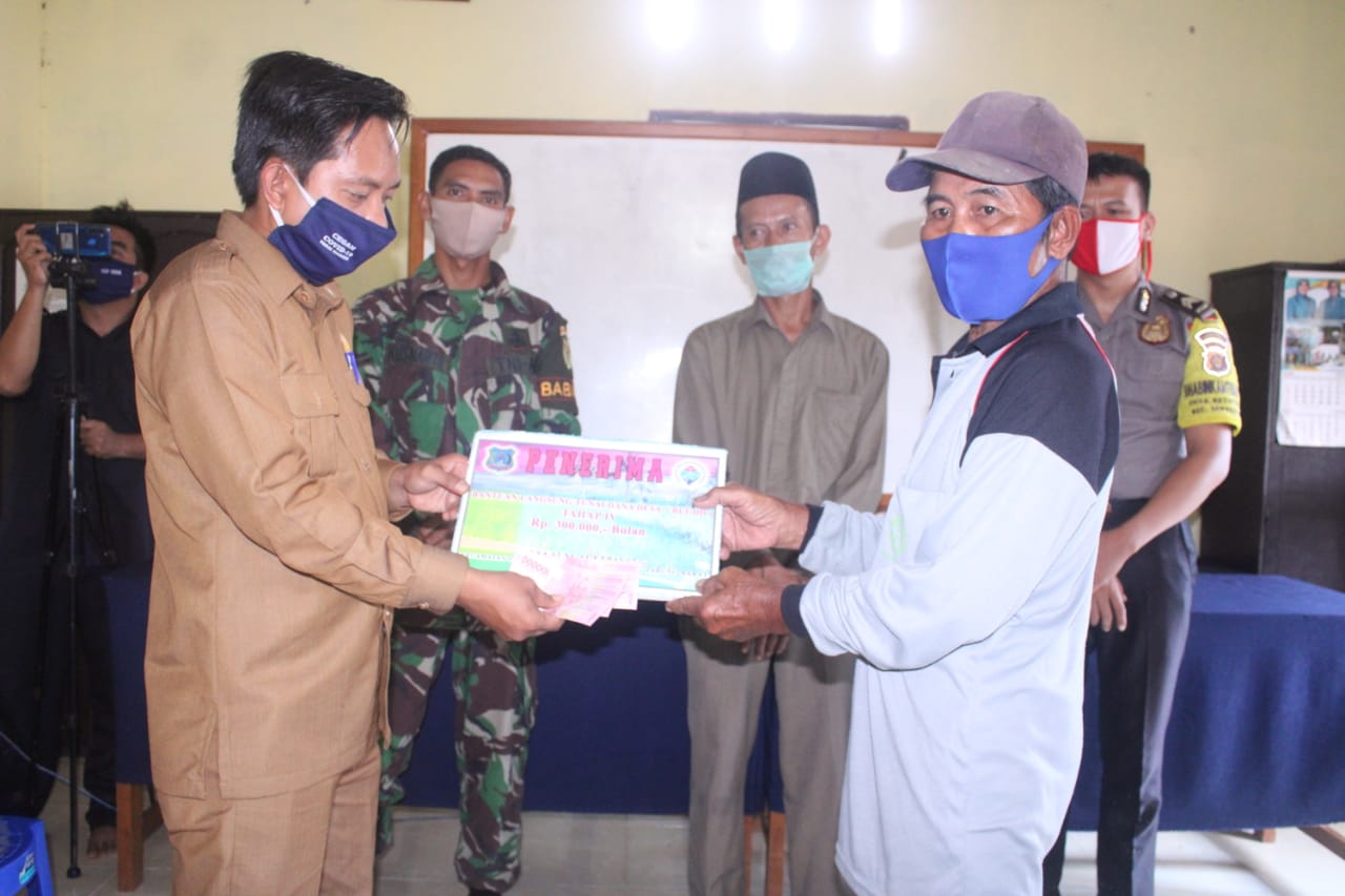 40 KK DI DESA SUNGAI KEPAYANGTERIMA BLT DD TAHAP IV RP 300 RIBU 40 KK DI DESA SUNGAI KEPAYANGTERIMA BLT DD TAHAP IV RP 300 RIBU