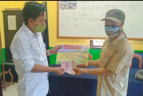 Salurkan BLT Tahap Akhir tahun 2020, Ini Pesan Kades Sungai Kepayang